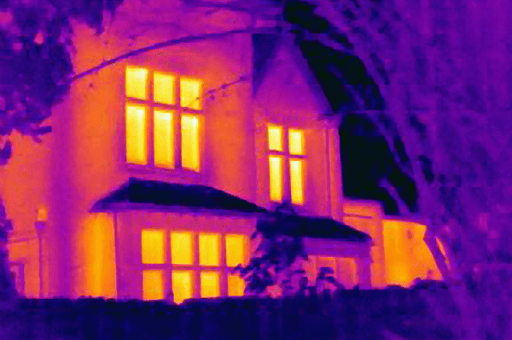 Wärmebildaufnahme zeigt energetische Schwachstellen am Gebäude